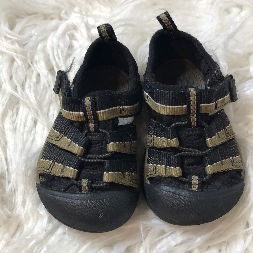 🔹 Keen Little Ones Water Shoes